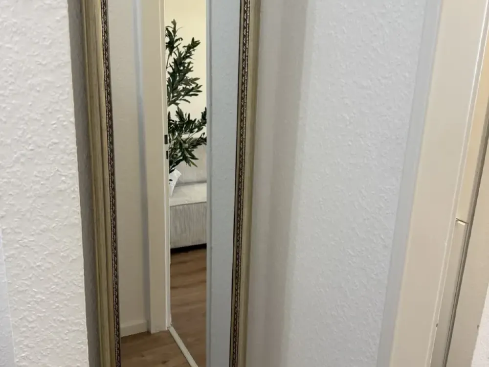 Blick auf Frankfurter Skyline mit Parkplatz
