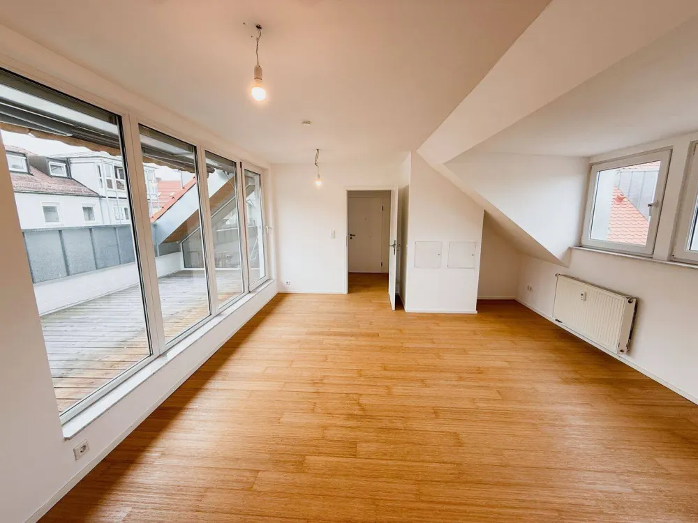 146 m² Dachgeschoss in Steinbühl, 5 Zimmer mit eigener Tür, Loggia, 2 Bäder, ab sofort