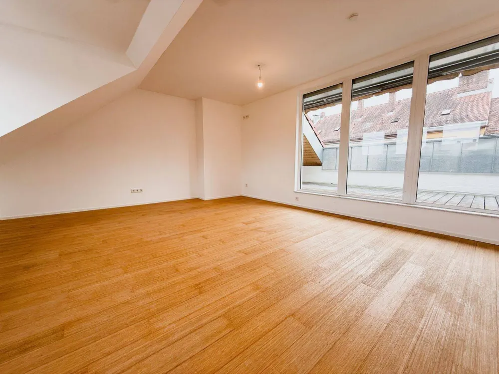 146 m² Dachgeschoss in Steinbühl, 5 Zimmer mit eigener Tür, Loggia, 2 Bäder, ab sofort