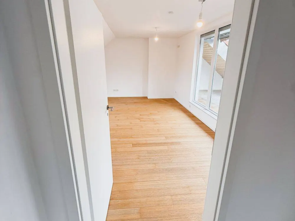 146 m² Dachgeschoss in Steinbühl, 5 Zimmer mit eigener Tür, Loggia, 2 Bäder, ab sofort