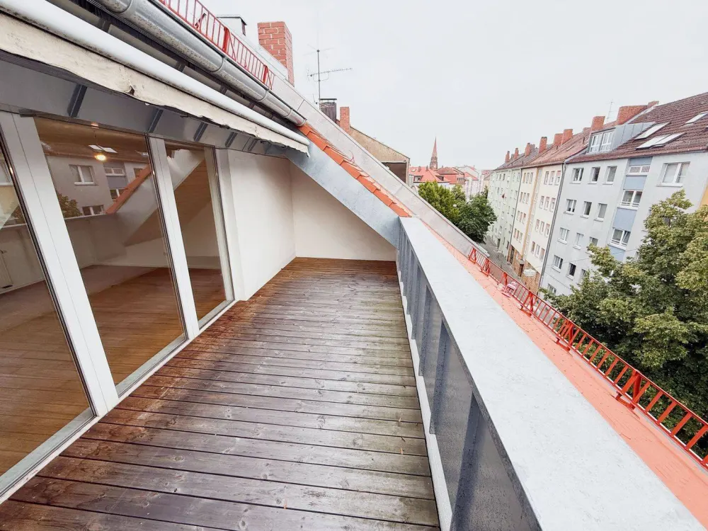 146 m² Dachgeschoss in Steinbühl, 5 Zimmer mit eigener Tür, Loggia, 2 Bäder, ab sofort
