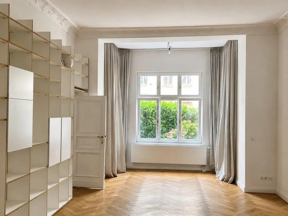 GROßZÜGIGE ALTBAUWOHNUNG MIT PRIVATER TERRASSE UND EIGENEM GARTEN