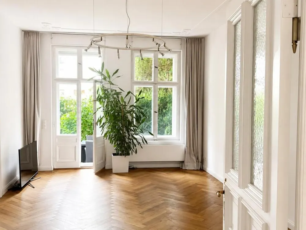 GROßZÜGIGE ALTBAUWOHNUNG MIT PRIVATER TERRASSE UND EIGENEM GARTEN