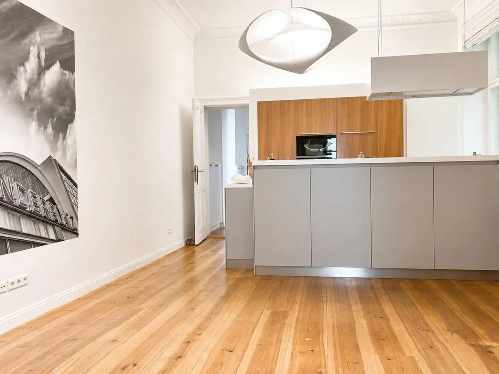 GROßZÜGIGE ALTBAUWOHNUNG MIT PRIVATER TERRASSE UND EIGENEM GARTEN