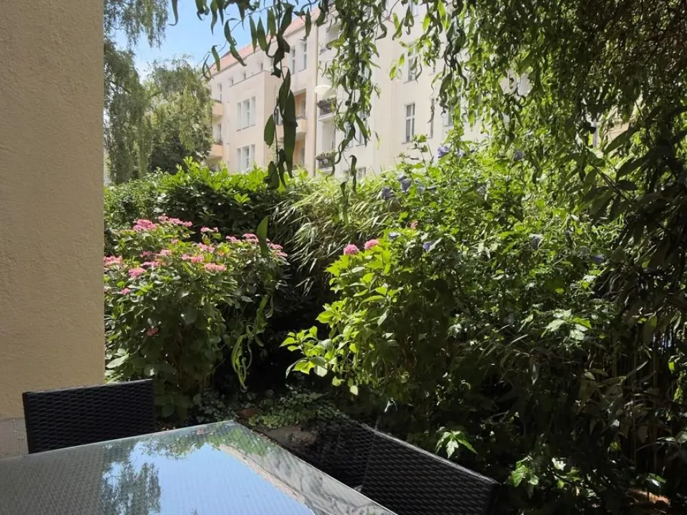 GROßZÜGIGE ALTBAUWOHNUNG MIT PRIVATER TERRASSE UND EIGENEM GARTEN