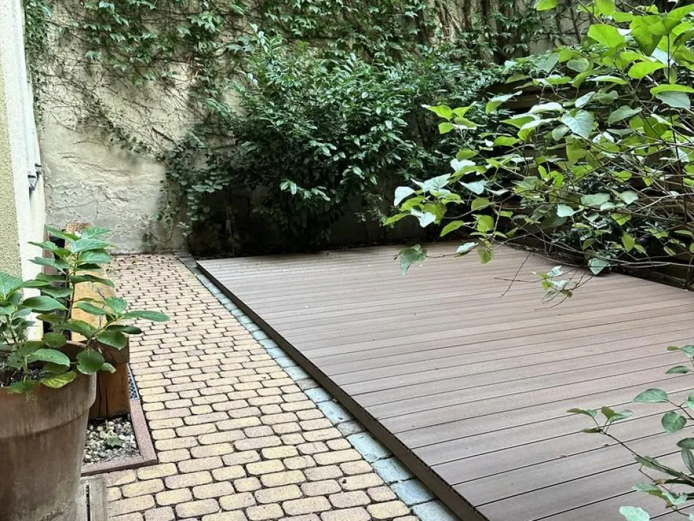 GROßZÜGIGE ALTBAUWOHNUNG MIT PRIVATER TERRASSE UND EIGENEM GARTEN
