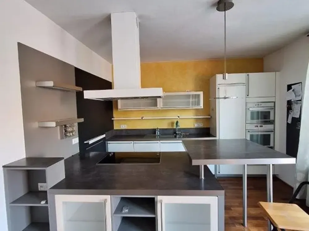 Modernes Wohnen im Zentrum, Grosszügige 3-Zimmer-Wohnung mit Einbauküche, Balkon & Garage (WG-geeig