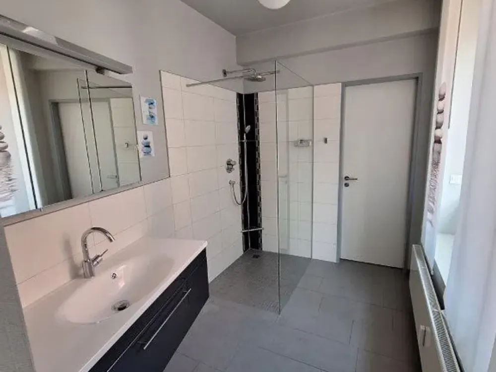 Modernes Wohnen im Zentrum, Grosszügige 3-Zimmer-Wohnung mit Einbauküche, Balkon & Garage (WG-geeig