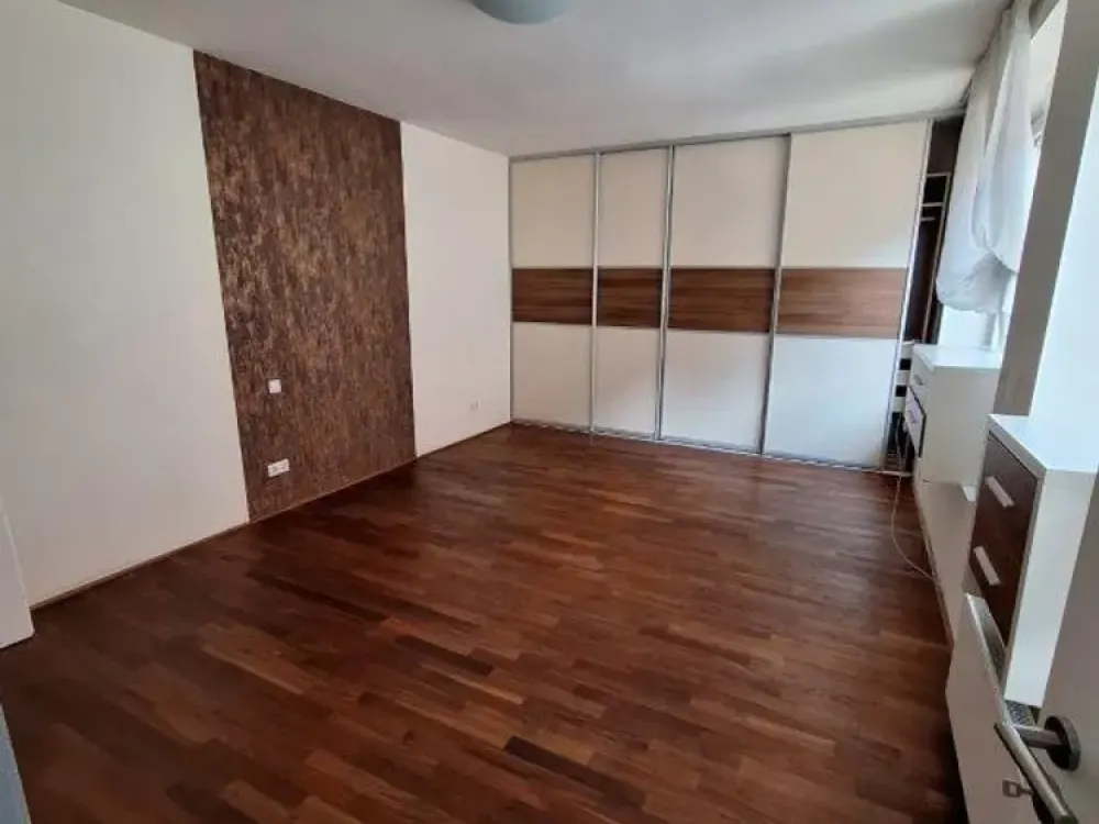 Modernes Wohnen im Zentrum, Grosszügige 3-Zimmer-Wohnung mit Einbauküche, Balkon & Garage (WG-geeig