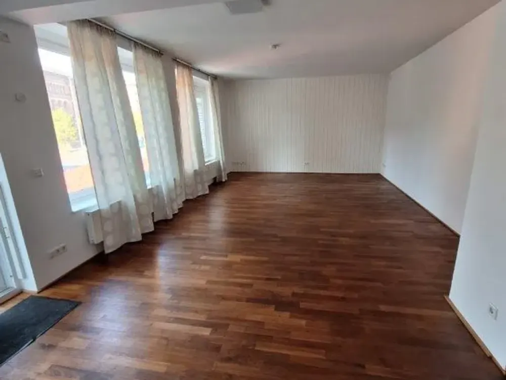 Modernes Wohnen im Zentrum, Grosszügige 3-Zimmer-Wohnung mit Einbauküche, Balkon & Garage (WG-geeig