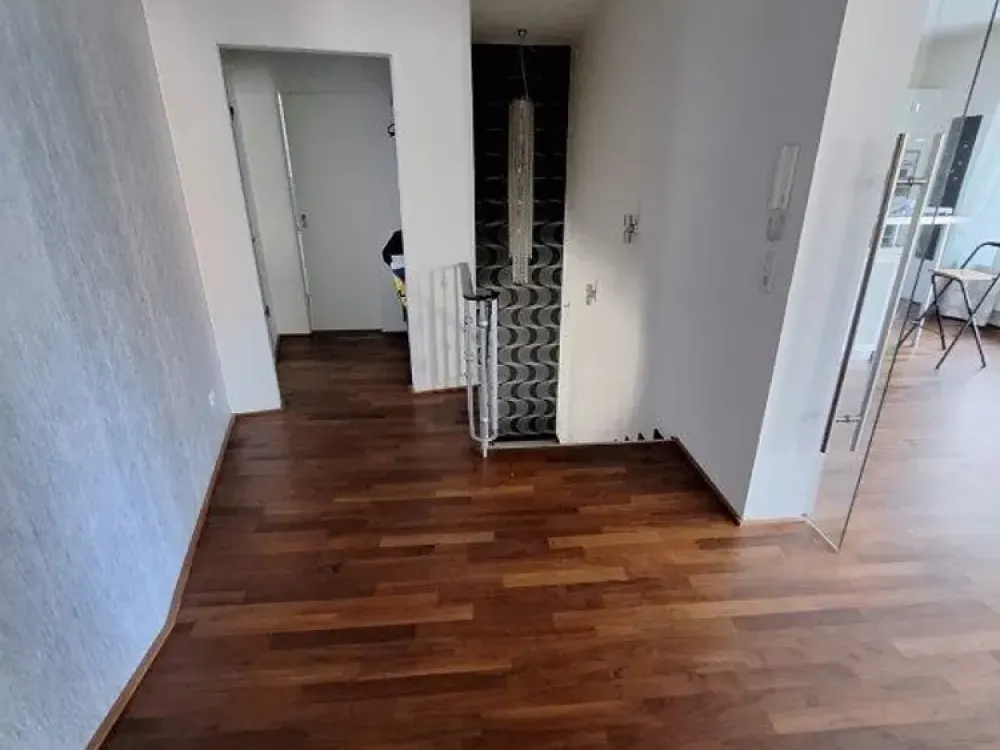 Modernes Wohnen im Zentrum, Grosszügige 3-Zimmer-Wohnung mit Einbauküche, Balkon & Garage (WG-geeig