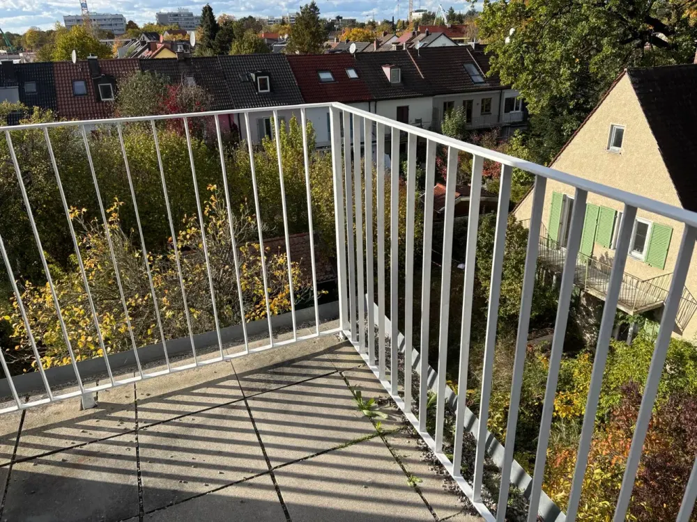 Newly Renovated 2-Room Apartment with Large Roof Terrace & 2 South-Facing Balconies, freshly renovated