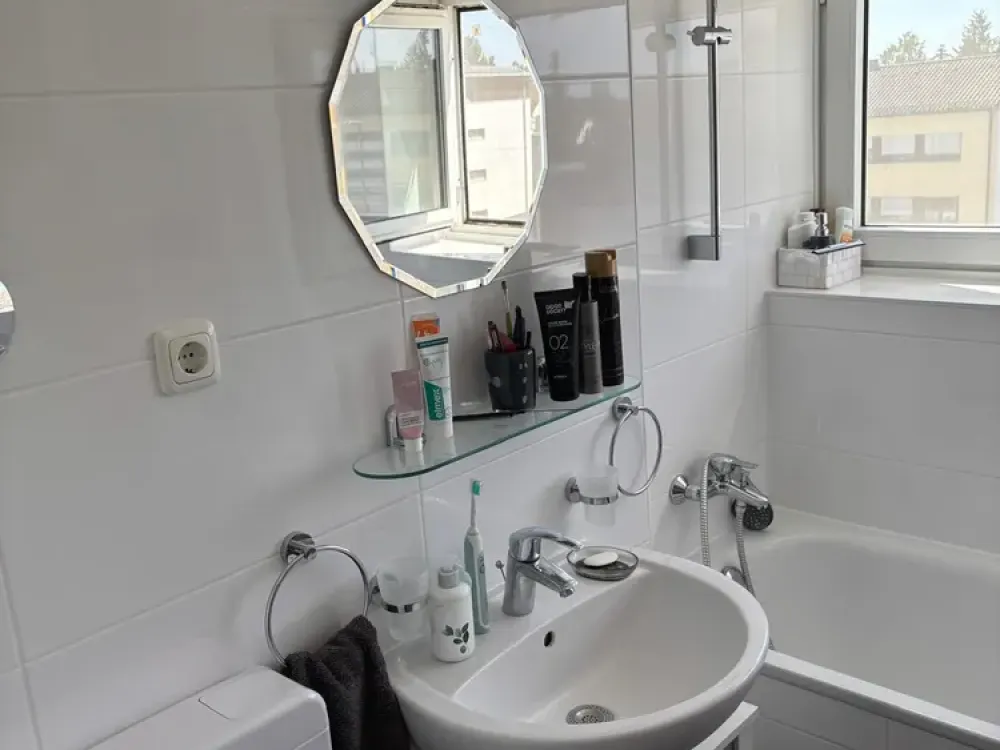 Newly Renovated 2-Room Apartment with Large Roof Terrace & 2 South-Facing Balconies, freshly renovated