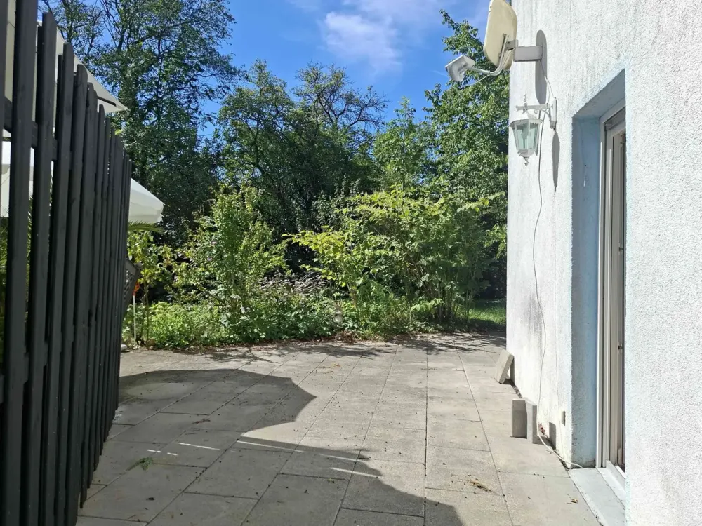88214 Ravensburg: Newly Renovated Apartment with Large Terrace. 2 Rooms on the Ground Floor + 3rd Room in the Basement.
