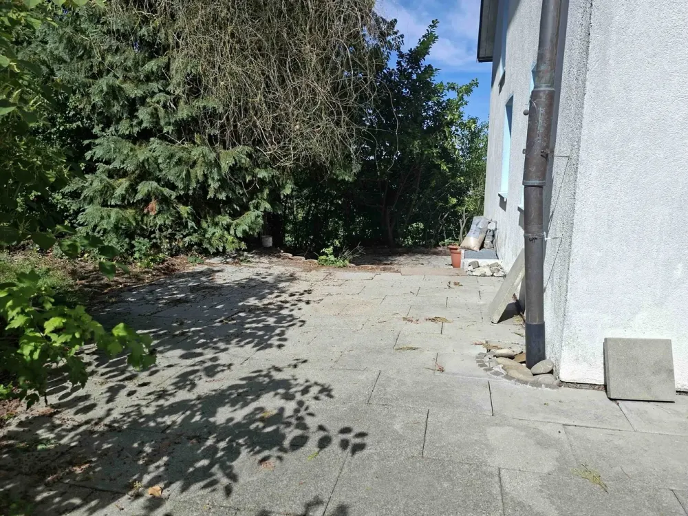 88214 Ravensburg: Newly Renovated Apartment with Large Terrace. 2 Rooms on the Ground Floor + 3rd Room in the Basement.
