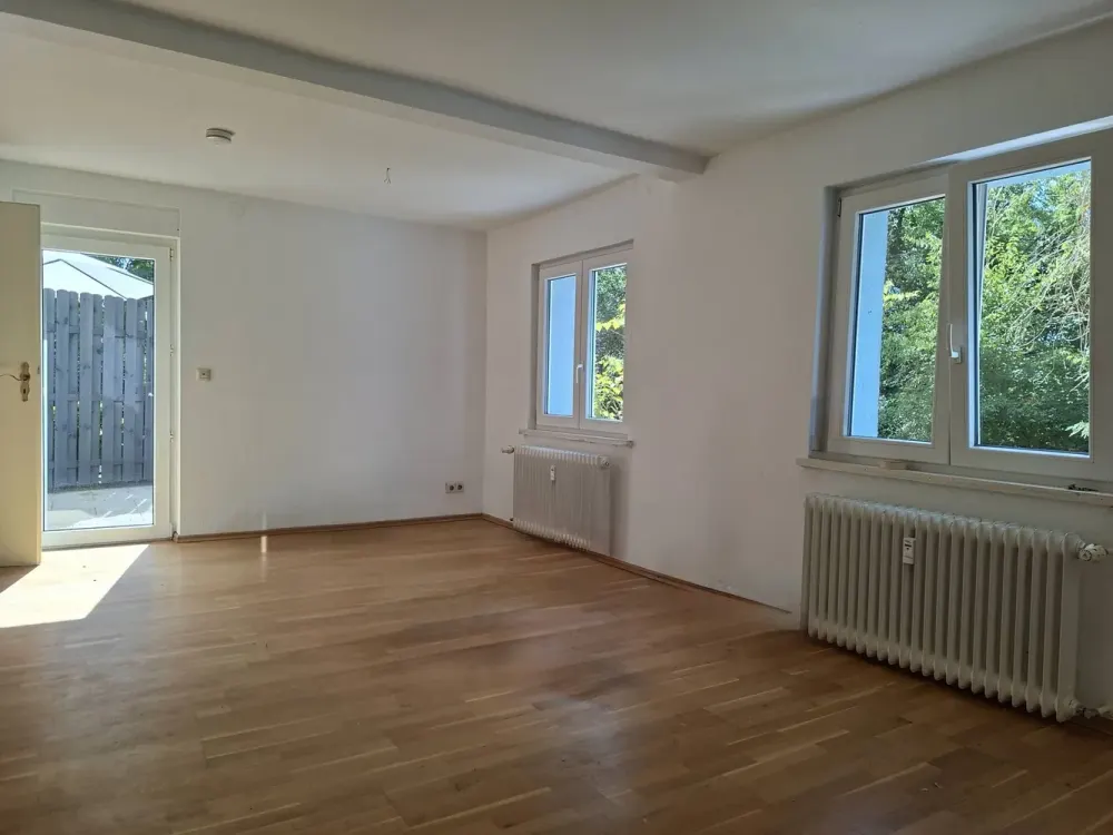 88214 Ravensburg: Newly Renovated Apartment with Large Terrace. 2 Rooms on the Ground Floor + 3rd Room in the Basement.
