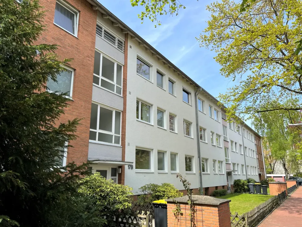 Helle Wohnung mit schönem Süd-West-Balkon sowie Parkett- bzw. neuen Vinylböden und Tageslichtbad