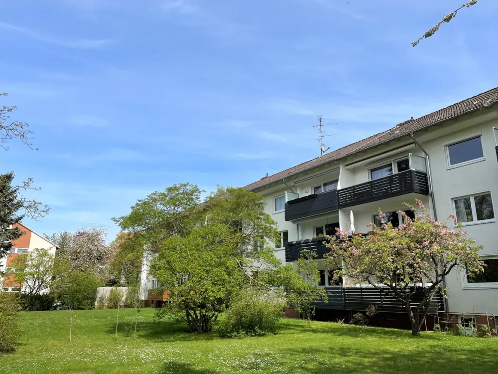 Helle Wohnung mit schönem Süd-West-Balkon sowie Parkett- bzw. neuen Vinylböden und Tageslichtbad