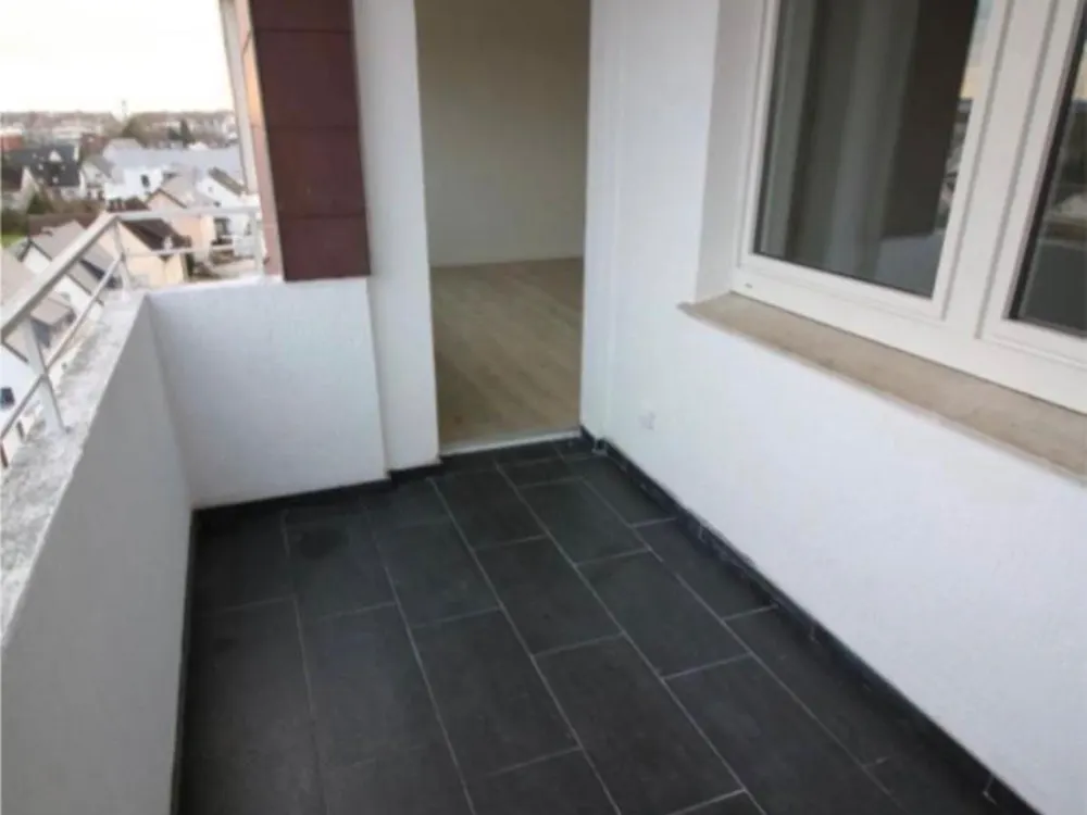 Beautiful 3-Room Apartment with Balcony, Completely Renovated, Available from 01.11