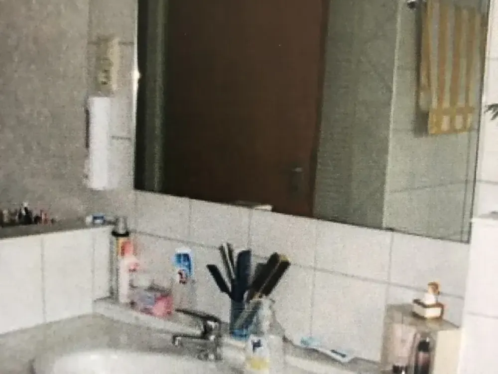 شقة علوية مُعتنى بها بثلاث غرف ونصف ومطبخ مجهز في بفينزتال