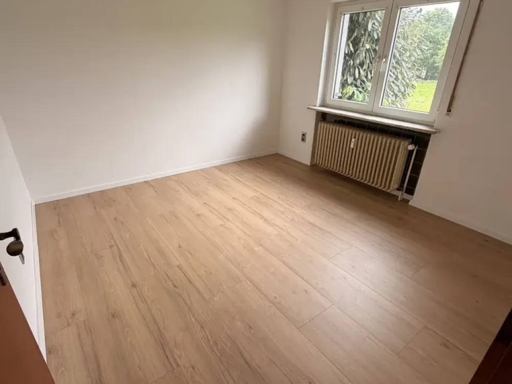 Frankfurt am Main: Helle 2-Zimmer-Wohnung mit Grünblick in Nieder-Eschbach