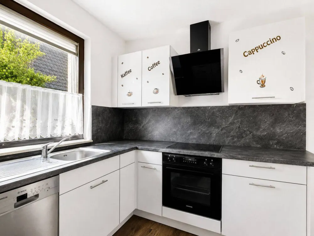 5-Zimmer-Wohnung mit Garten, Pool & 2 Garagen in Sebaldsbrück