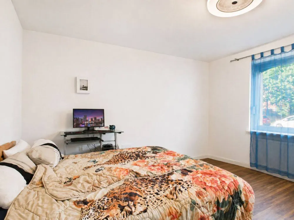 5-Zimmer-Wohnung mit Garten, Pool & 2 Garagen in Sebaldsbrück