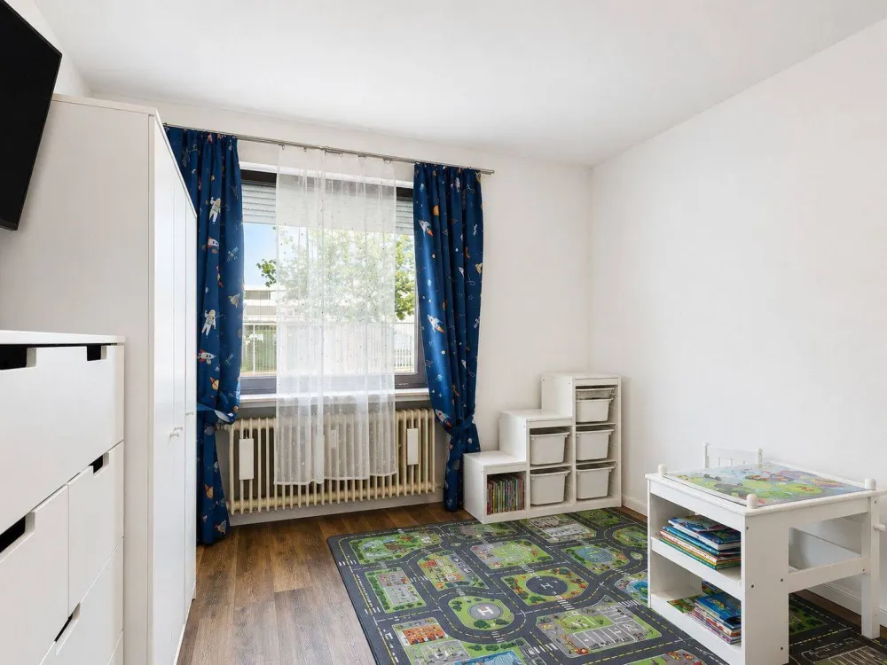 5-Zimmer-Wohnung mit Garten, Pool & 2 Garagen in Sebaldsbrück