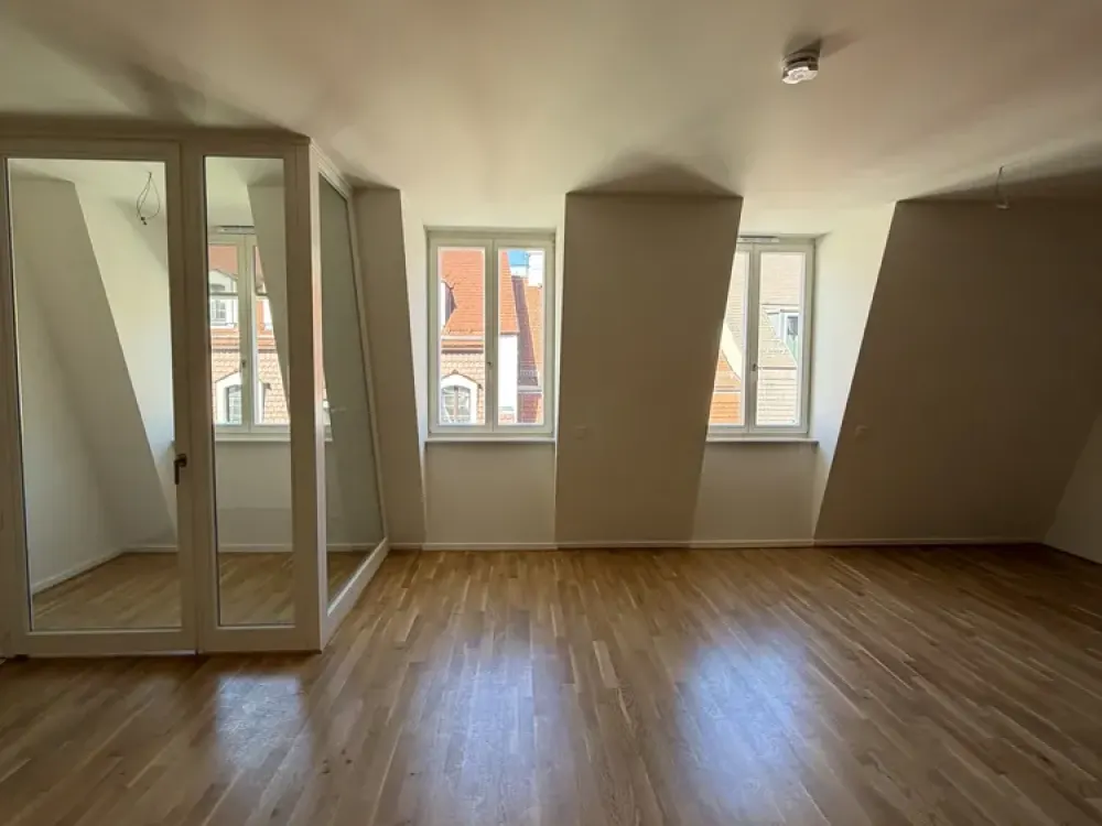 Central Living: 2-Room Apartment with Built-in Kitchen at the Frauenkirche