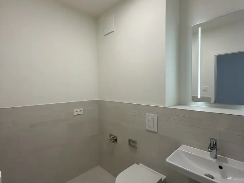 Central Living: 2-Room Apartment with Built-in Kitchen at the Frauenkirche