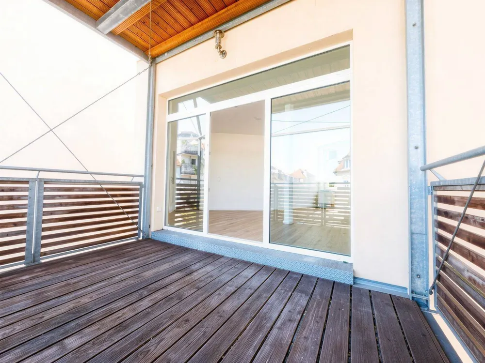 Mit Aufzug, großer Terrasse und neuer EBK!