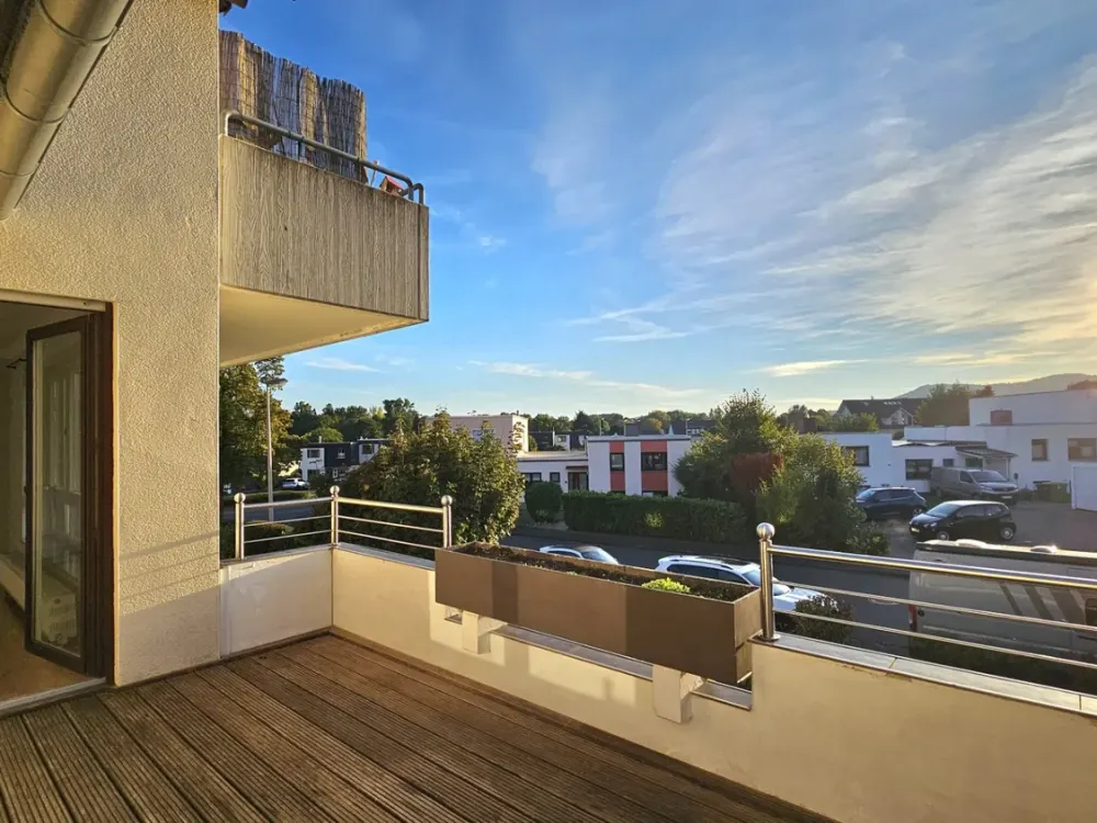 High-quality and bright apartment in prime location with distant view