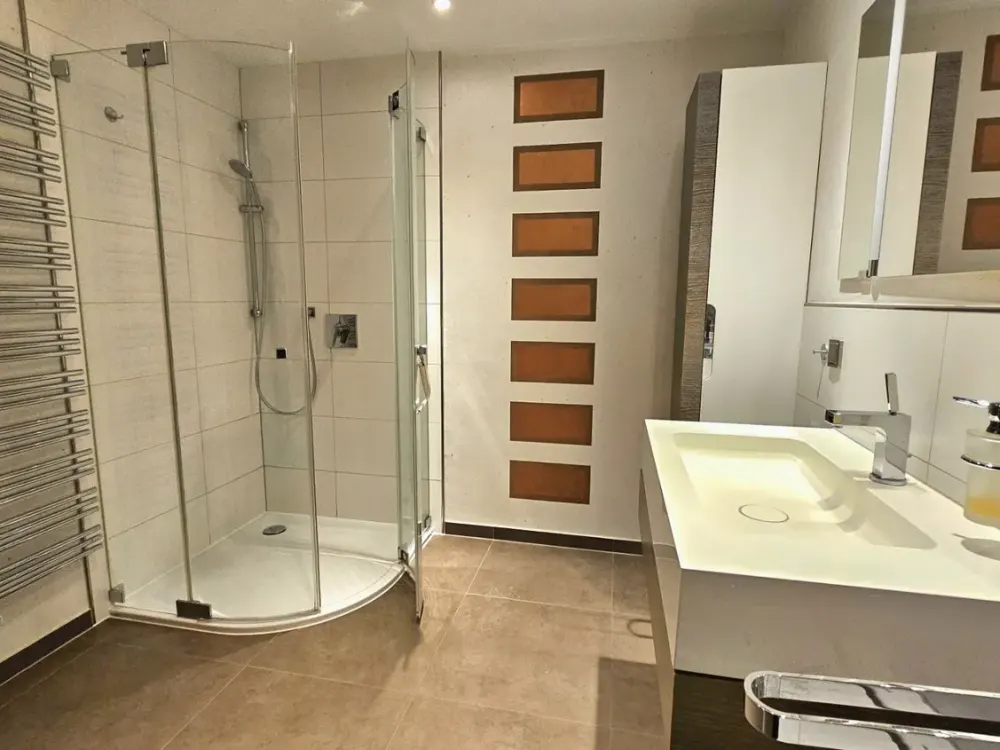 High-quality and bright apartment in prime location with distant view