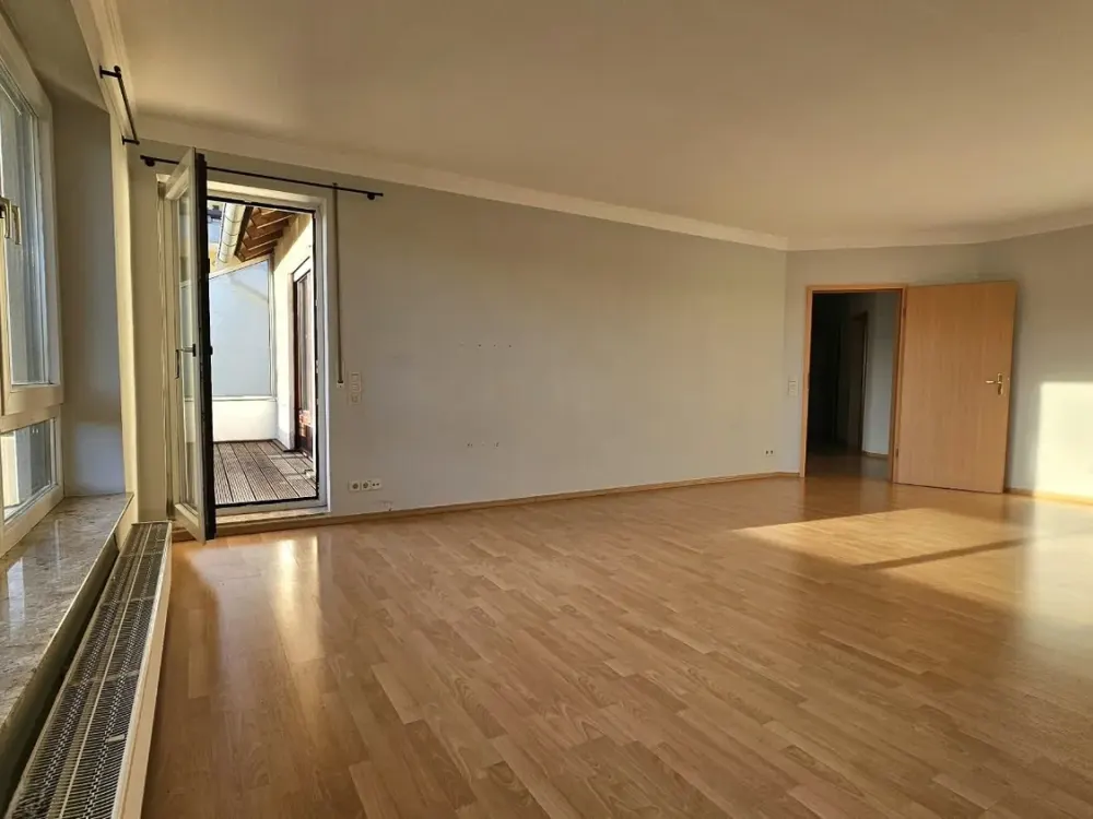 High-quality and bright apartment in prime location with distant view