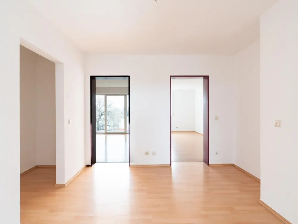 Geräumige 3-Zimmer-Whg. unweit des WorldTradeCenters. Neubau mit Aufzug, Balkon und Wanne.