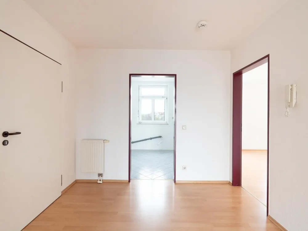 Geräumige 3-Zimmer-Whg. unweit des WorldTradeCenters. Neubau mit Aufzug, Balkon und Wanne.