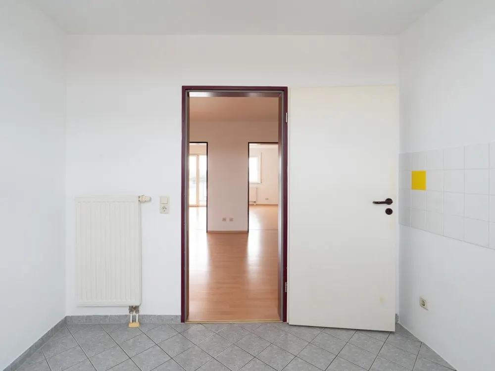 Geräumige 3-Zimmer-Whg. unweit des WorldTradeCenters. Neubau mit Aufzug, Balkon und Wanne.