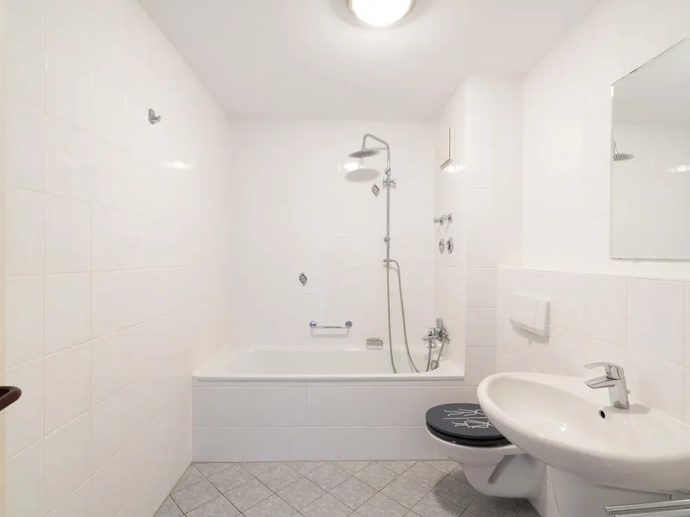 Geräumige 3-Zimmer-Whg. unweit des WorldTradeCenters. Neubau mit Aufzug, Balkon und Wanne.