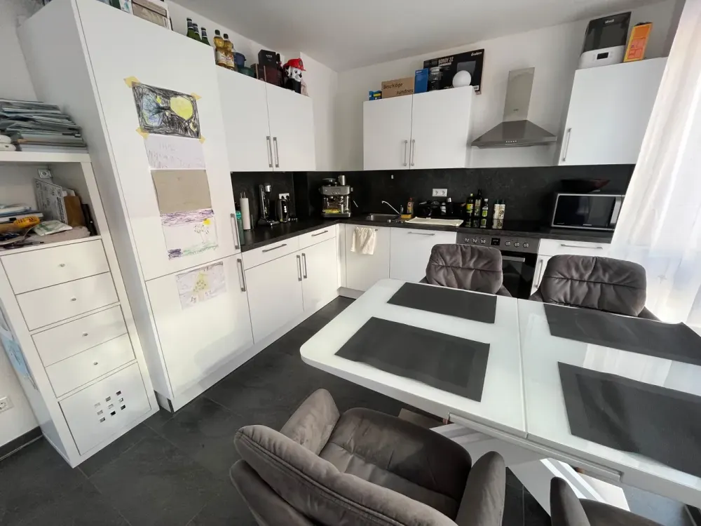 Moderne 2-Zimmer-Wohnung mit Balkon, Aufzug, Stellplatz und Haustiere sind willkommen