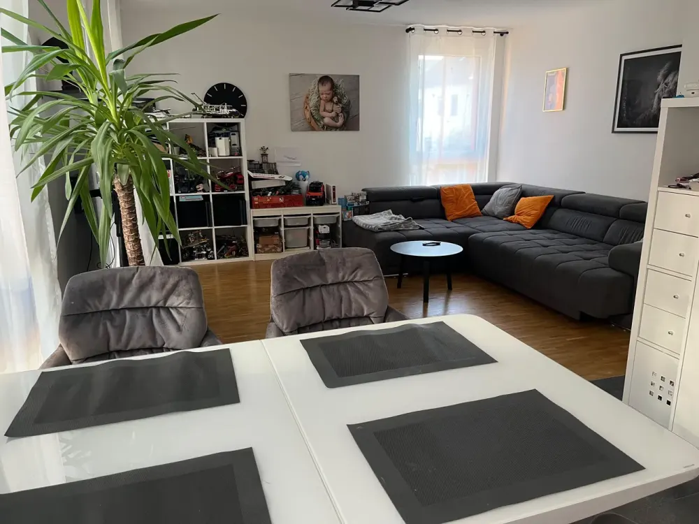 Moderne 2-Zimmer-Wohnung mit Balkon, Aufzug, Stellplatz und Haustiere sind willkommen