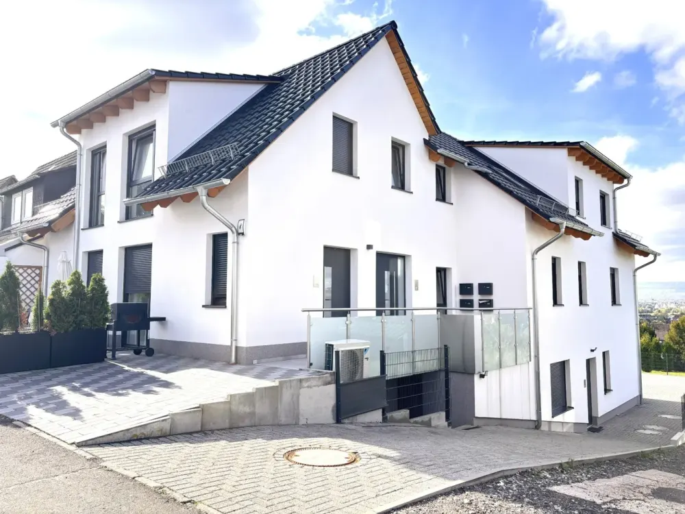 Wohnen mit Weitblick: Moderne 2 ZKB mit EBK & Balkon in Toplage!