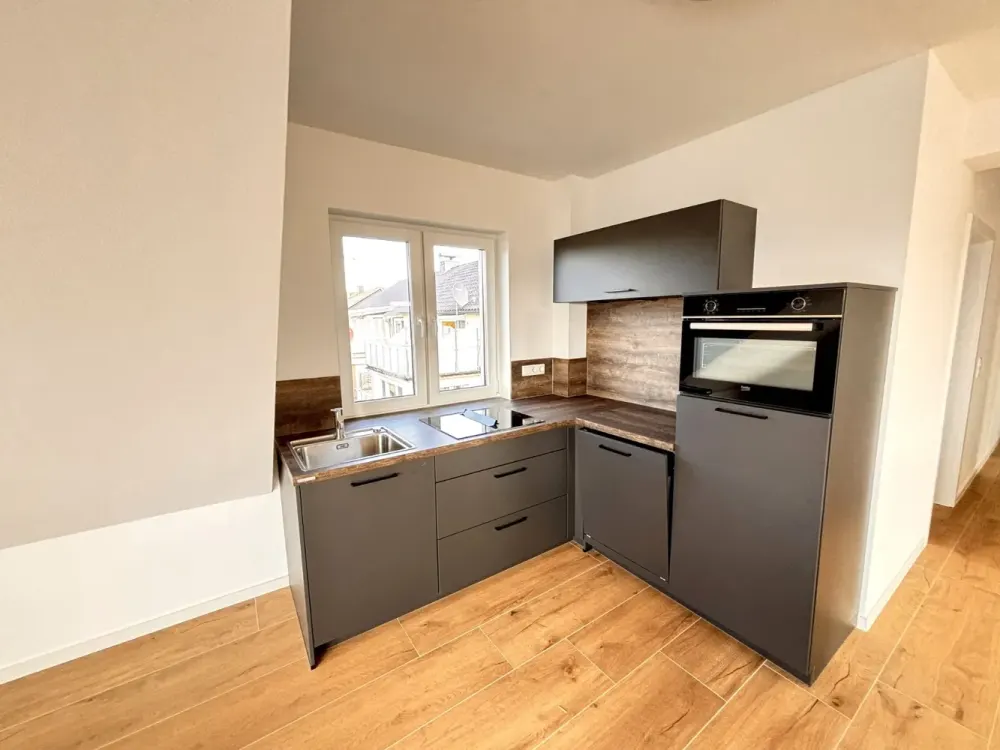 Wohnen mit Weitblick: Moderne 2 ZKB mit EBK & Balkon in Toplage!