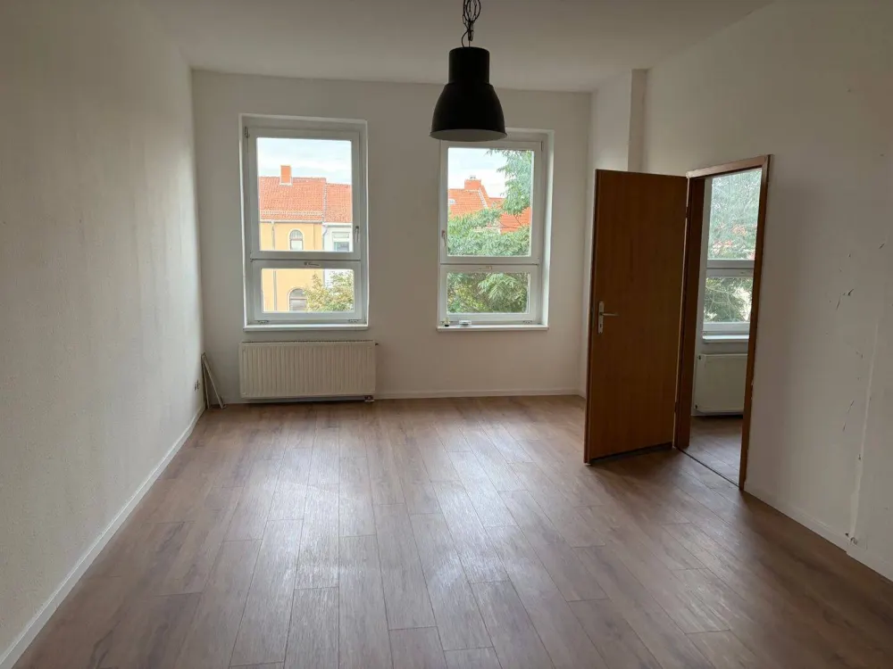Frisch komplett renovierte 4-Zimmer-Wohnung mit großem Südbalkon in der Andreasvorstadt
