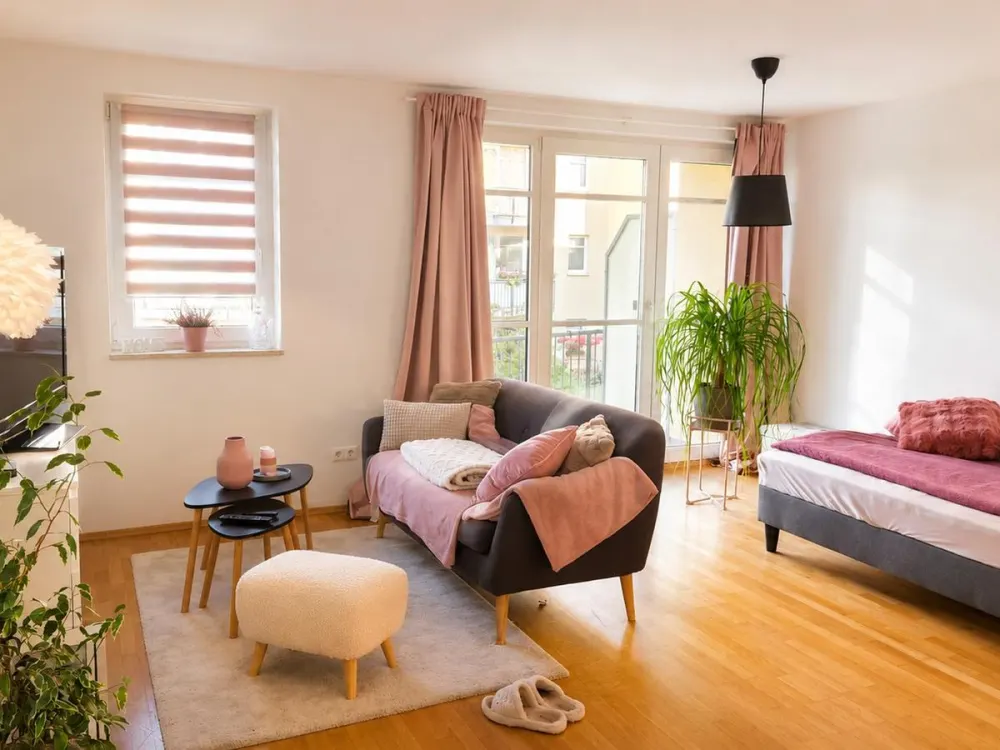 Helle möblierte Wohlfühloase mit Balkon und Blick ins Grüne