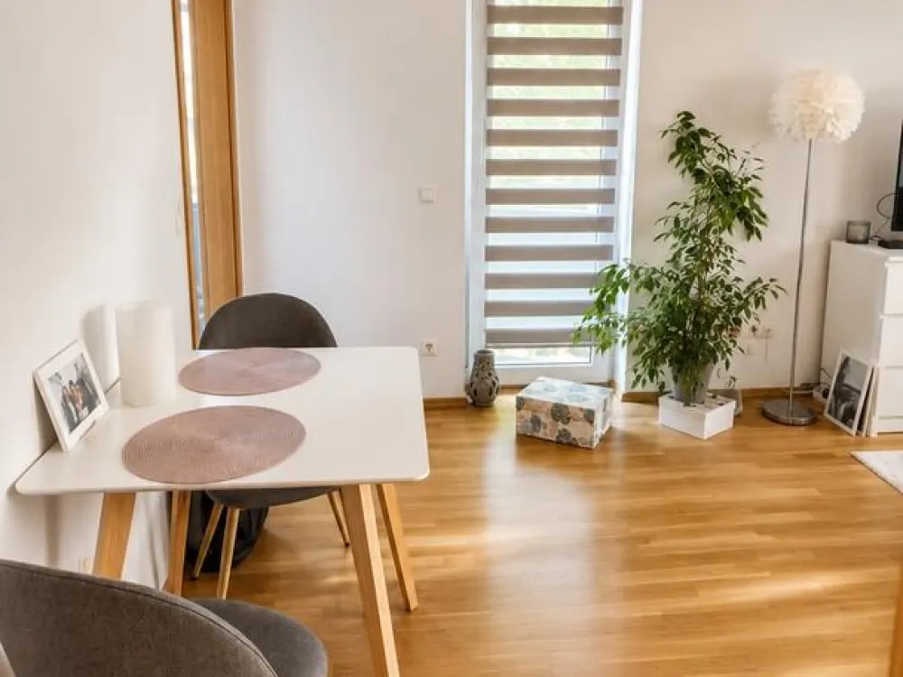 Helle möblierte Wohlfühloase mit Balkon und Blick ins Grüne