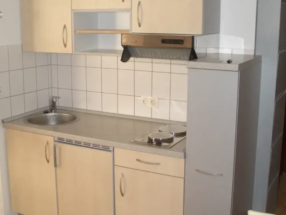 neuw. MÖBLIERTES Apartment. TOP Lage - nahe Bus + UBahn, sowie aller Einkaufsmöglichkeiten. Garten