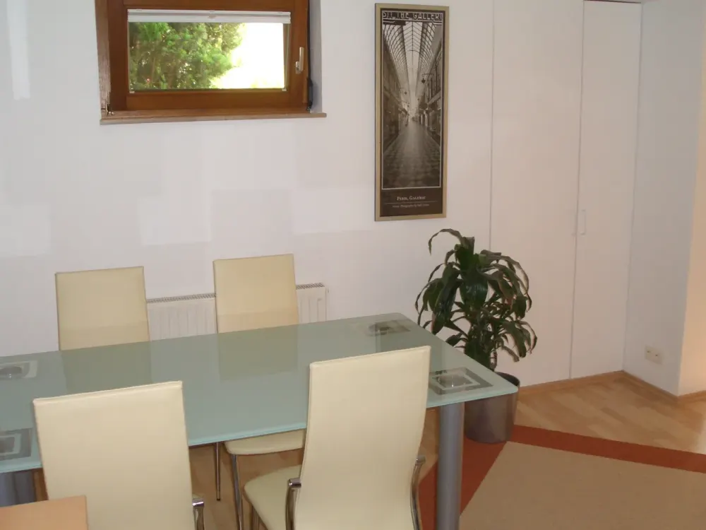 neuw. MÖBLIERTES Apartment. TOP Lage - nahe Bus + UBahn, sowie aller Einkaufsmöglichkeiten. Garten