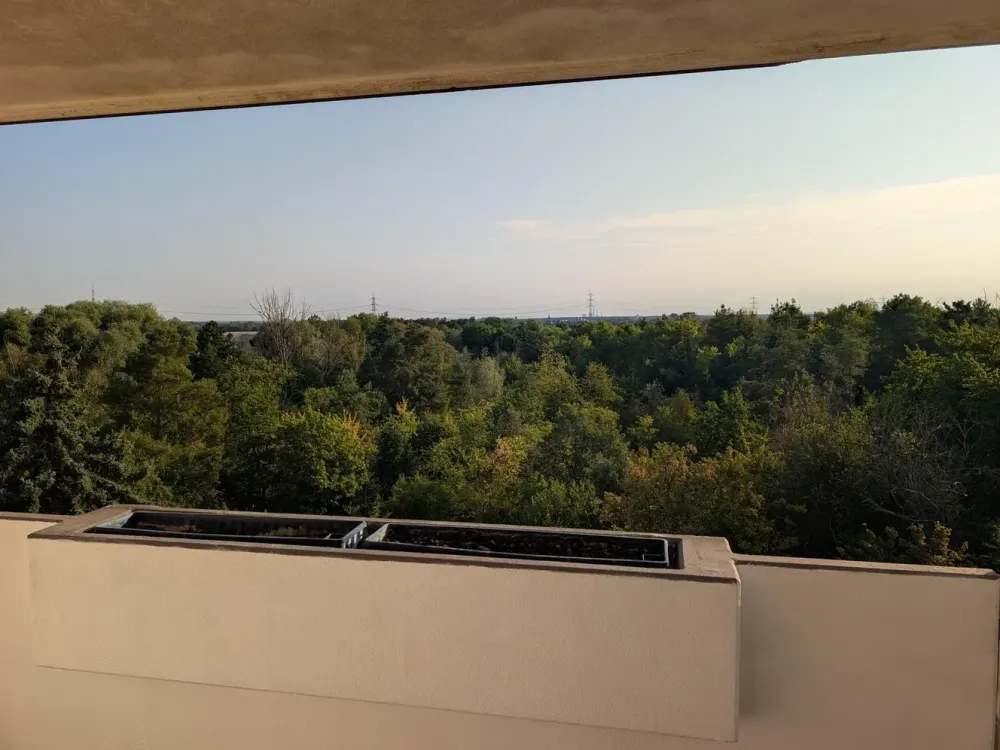 Renovated Dream Home with Lake View: 87 m² 3-Room Apartment incl. Fitted Kitchen & Balcony