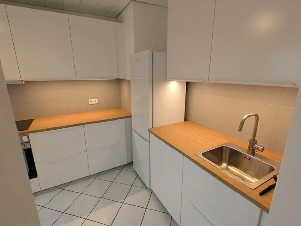 Renovated Dream Home with Lake View: 87 m² 3-Room Apartment incl. Fitted Kitchen & Balcony