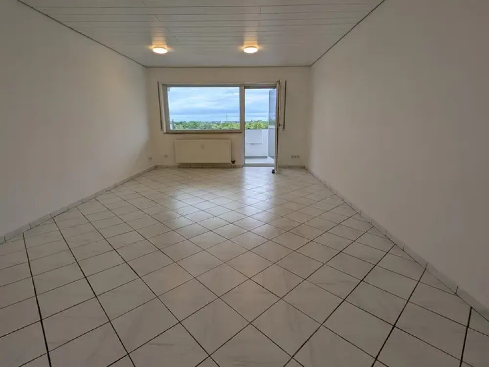 Renovated Dream Home with Lake View: 87 m² 3-Room Apartment incl. Fitted Kitchen & Balcony